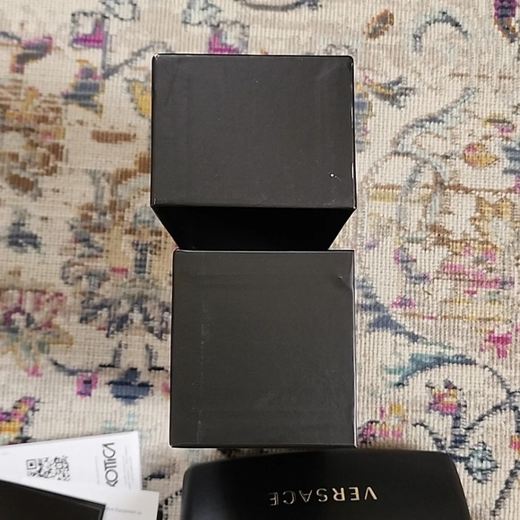 Versace Sunglass Box, Shell Case. - Picture 5 of 11